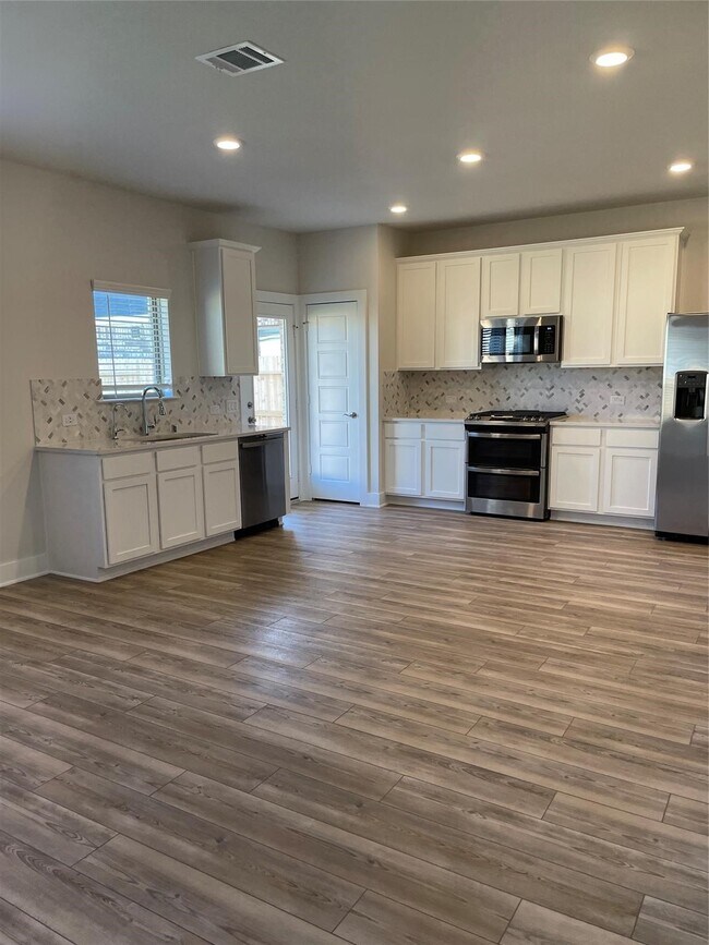 Building Photo - 10638 Whitejacket