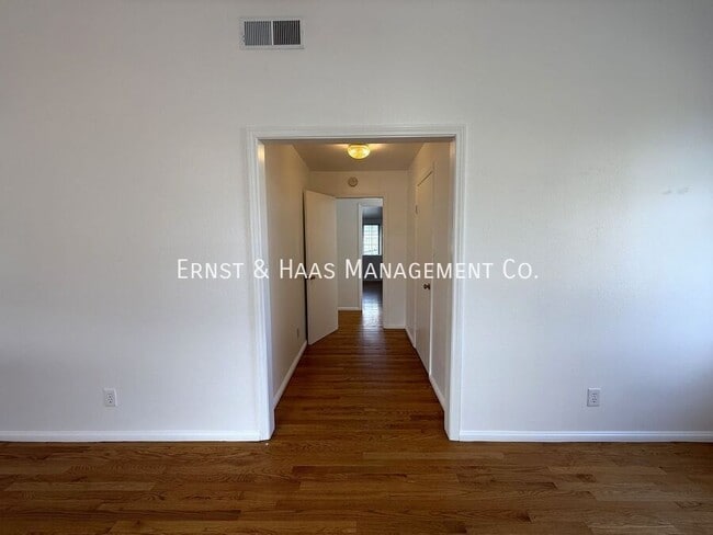 Building Photo - 4723 Blackthorne Ave