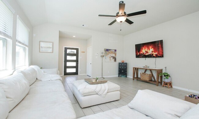 Building Photo - 320 Rise Ln