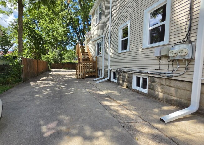 Building Photo - Refurbished 2 Bedroom Upper in Appleton