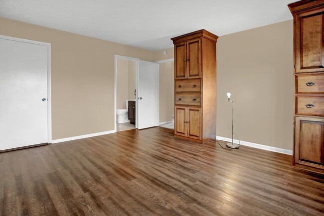 Building Photo - 3 bed 2.5 bath  Condo- Woodcrest Village