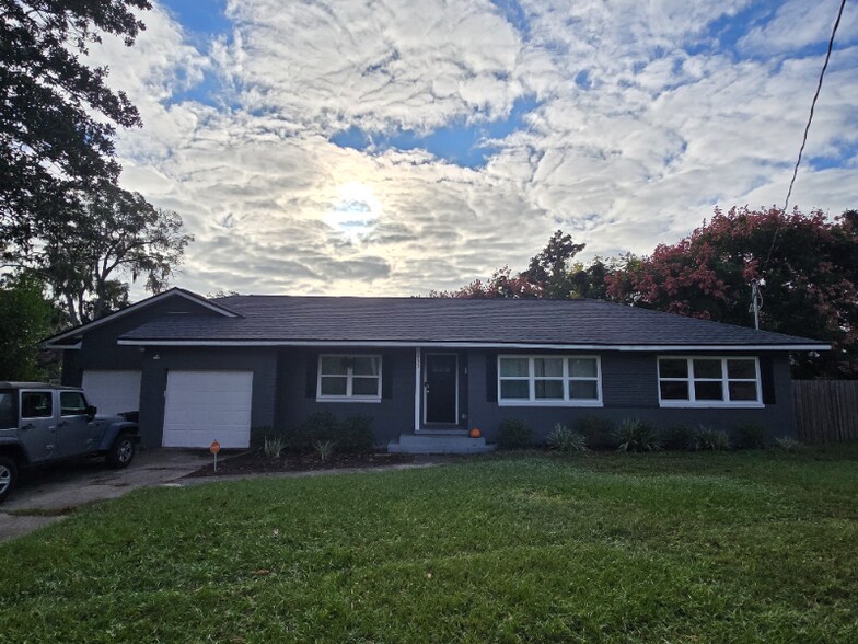 Building Photo - 933 Arlingwood Ave