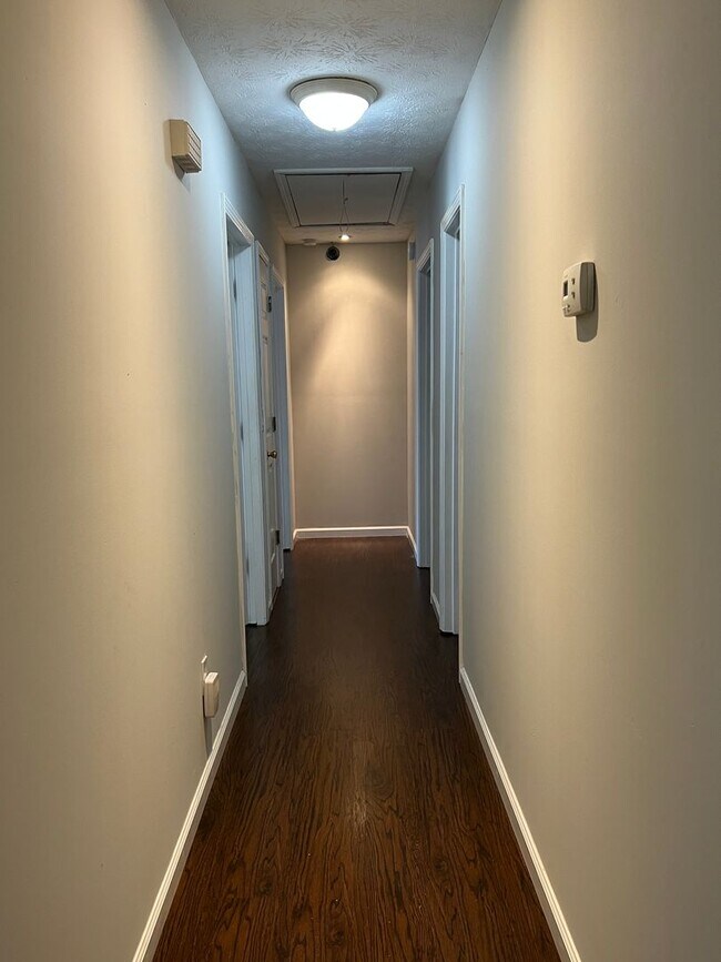 Building Photo - Charming 3 Bedroom 2 Bath home on large lot