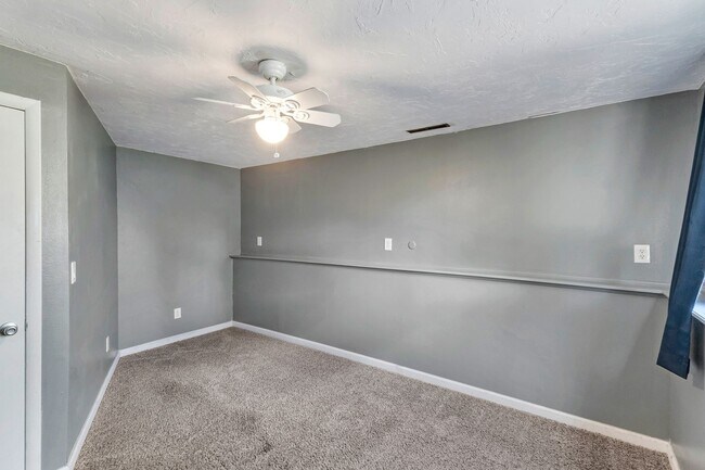 Building Photo - Spacious 4-Bed, 2-Bath