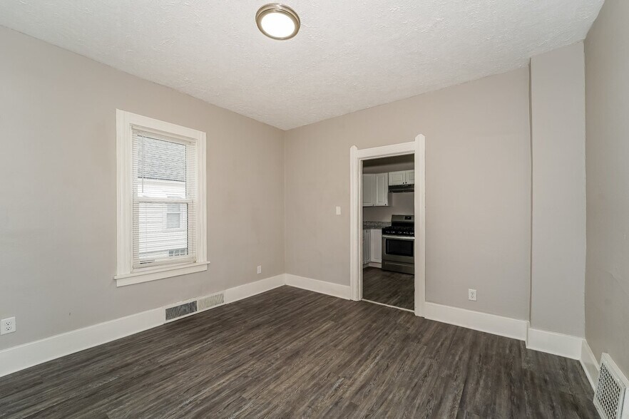 Building Photo - 912 E 34th St