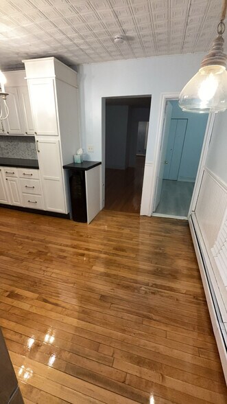 Building Photo - 3 Autumn St