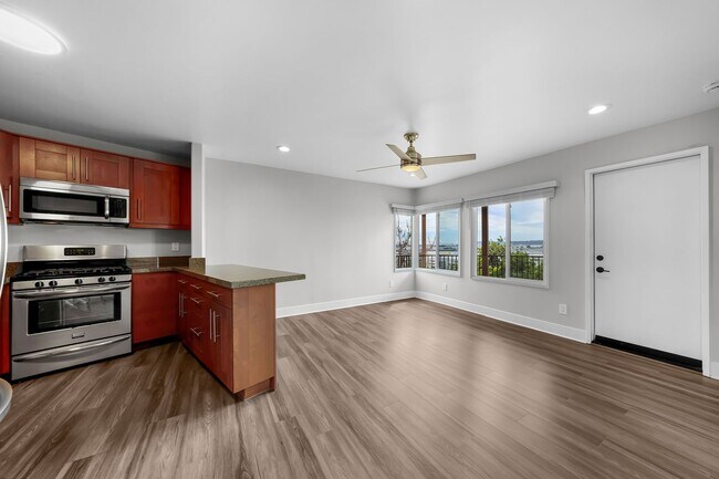 Building Photo - Spacious Studio aand 1-bedroom Apartments in Mission Hills – Prime Location!
