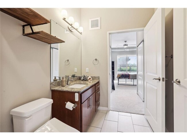 Building Photo - 401 SE Main St