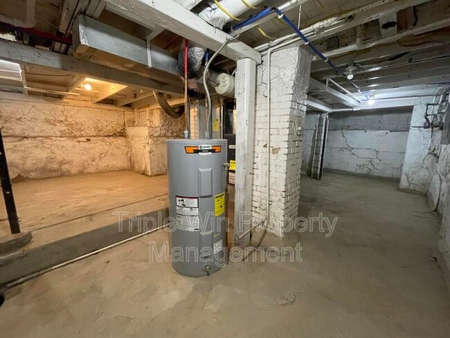 Building Photo - 4831 Oldenburg Ave