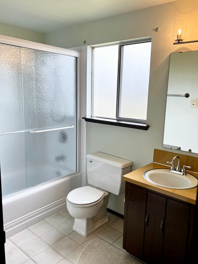 Building Photo - Beautiful home with a view in Bremerton.