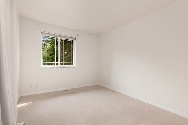 Building Photo - Finn Hill Home with Large Entertaining Patio & Backyard