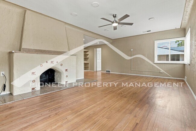 Building Photo - Stunning Home with Washer/Dryer and Gas Grill