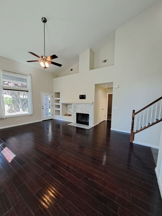 Building Photo - 3-Bedroom 2 Story Home in a Gated Communit...