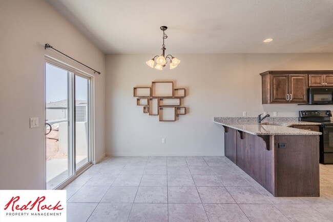 Building Photo - Lovely townhome with Community Pool!