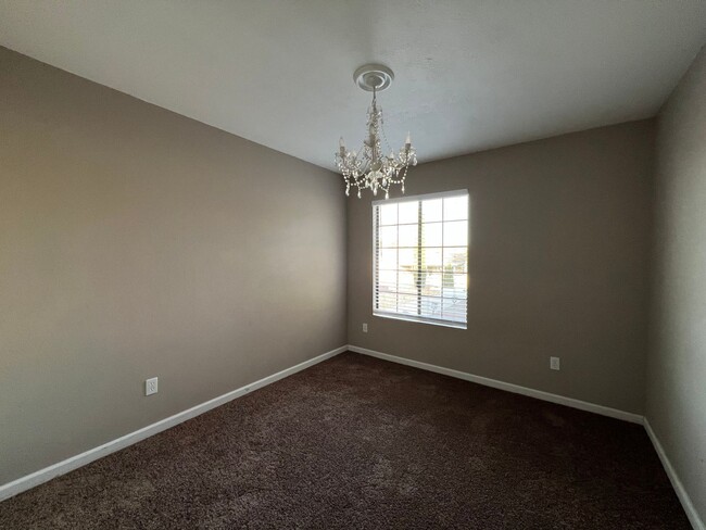 Building Photo - Beautiful 3 Bedroom 2 Bathroom House in Co...