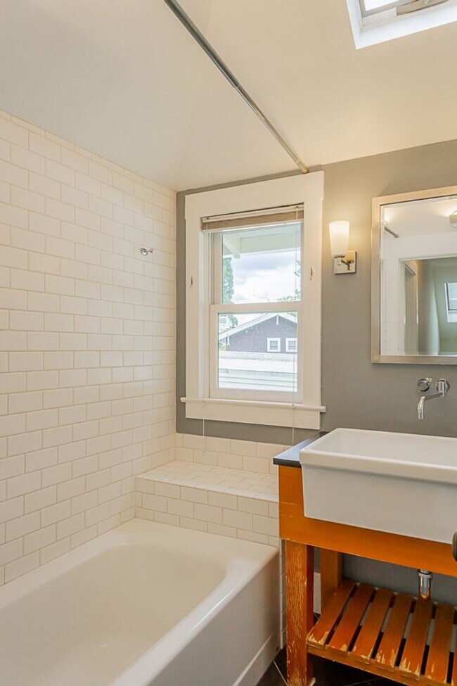 Building Photo - 4bd/2.5ba Seattle Home
