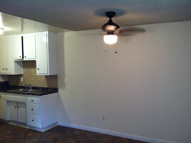 Building Photo - 8356 Amigo Ave