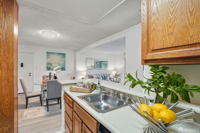 Building Photo - 101 Piccadilly Pl