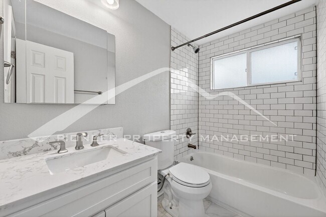 Building Photo - Gorgeous Home with Washer/Dryer and Fenced Yard