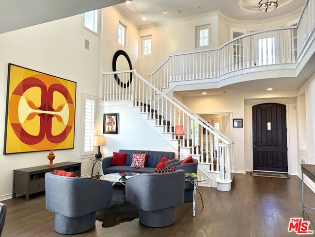 Building Photo - 5 Marisol