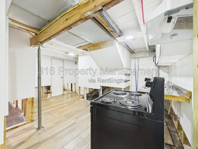 Building Photo - 810 S Woodland Ave