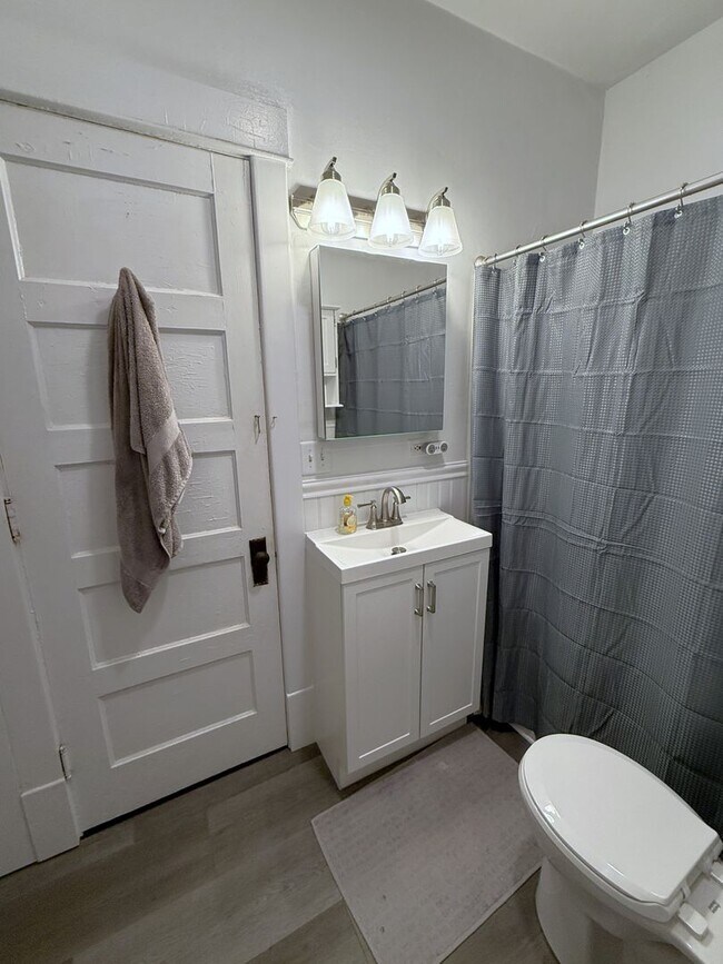Building Photo - 1325 St James Ct