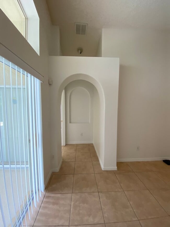 Building Photo - Great 4 Bedroom 3 Bathroom Pool Home in Indian Creek