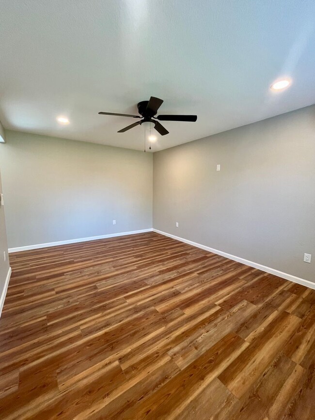 Building Photo - Fully Renovated Duplex in Central Longmont...