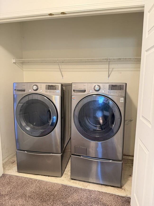 Building Photo - 3 Bedrooms Townhouse for Rent