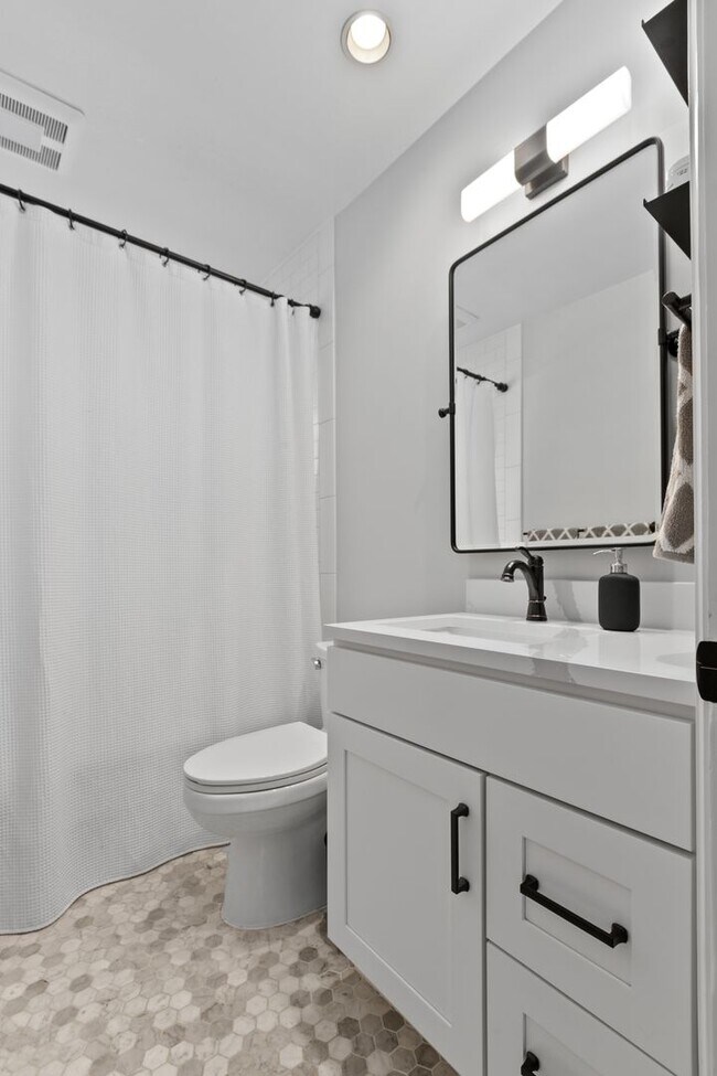 Building Photo - 3bd/1.75ba Seattle Home