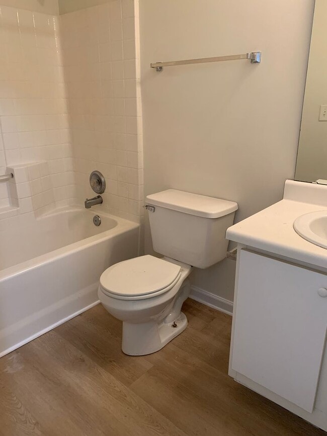 Building Photo - All new laminate flooring~3 bedroom 2 baths ~ small pet with fee ~Home Owner's Assocaite rules & ...