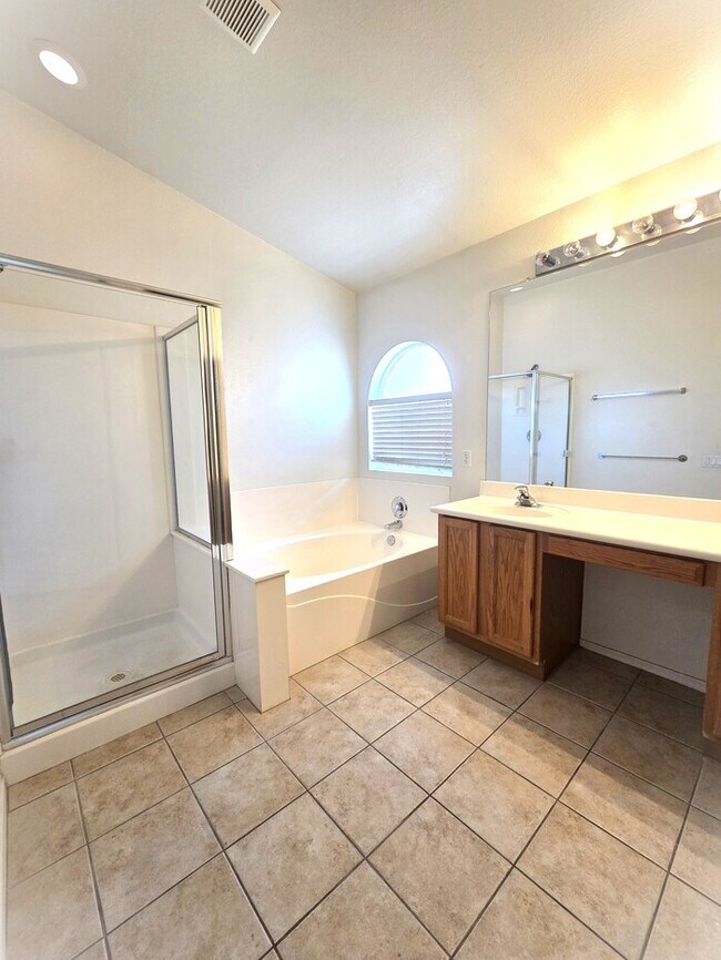 Building Photo - Wonderful 3-bedroom 2 bathroom