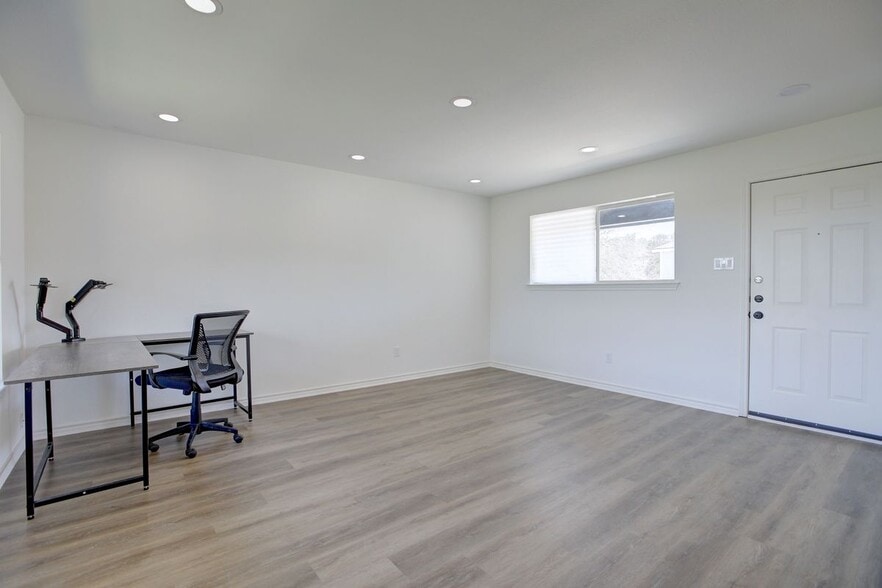 Building Photo - 450 Shady Bluff Dr