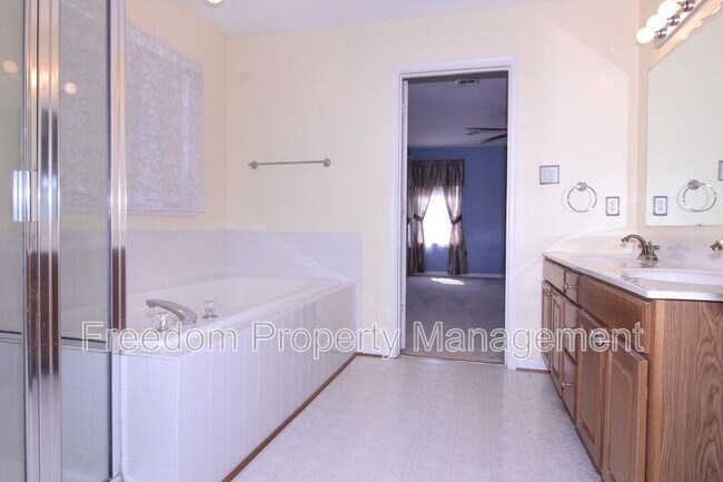 Building Photo - 6540 Cottonwood Dr