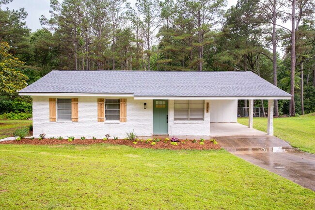Building Photo - Charming Remodeled 3-Bed/1-Bath Home on 1 Acre — Ideal for Grad Students, Pros, or Game-Day Retre...