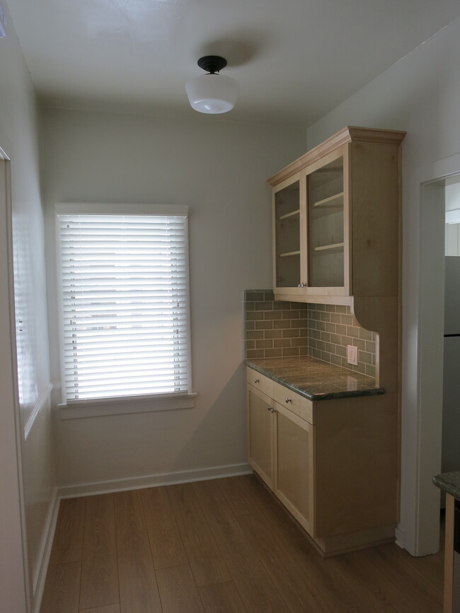 Building Photo - 450 N Orange Grove Ave