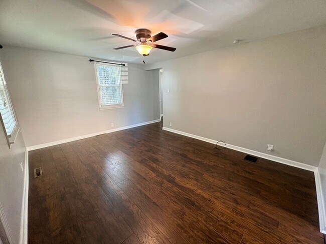 Building Photo - 4 Bedroom 2 Bathroom in Harrisburg!