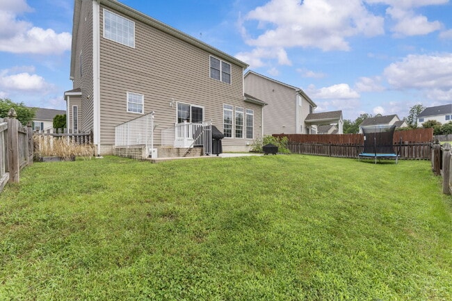 Building Photo - Welcome home to this well-maintained 4-bed...
