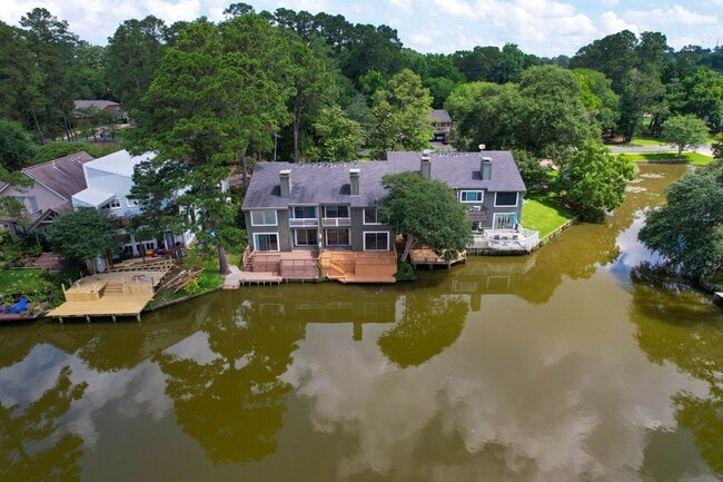 Building Photo - Waterfront Townhome in Elkins Lake
