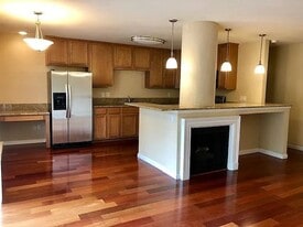 Building Photo - 300 Glenwood Cir