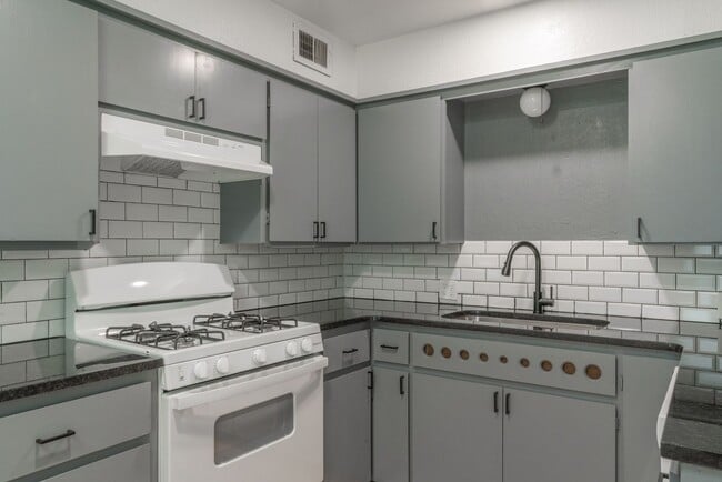 Building Photo - Updated 2 Bed in El Reno