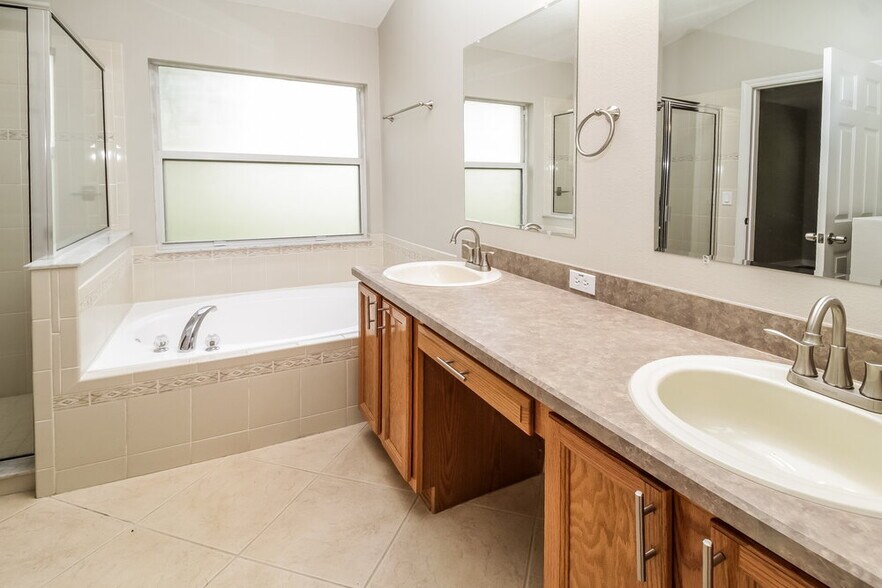 Building Photo - 30700 Pga Dr