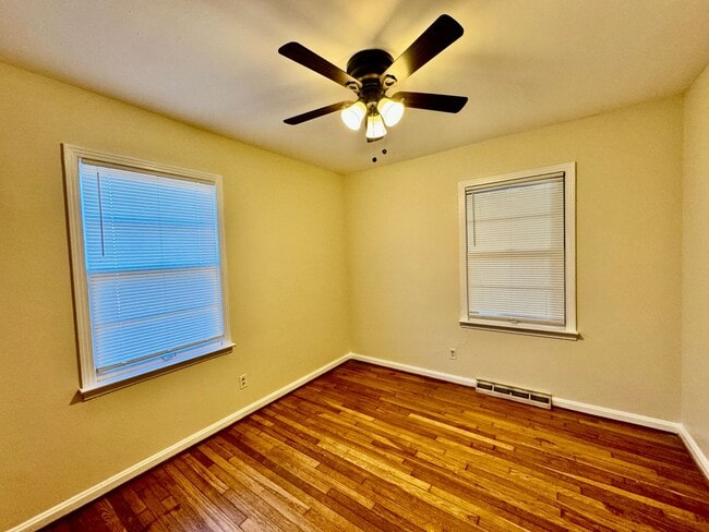 Building Photo - Cute 3 Bedroom Home in Versailles!