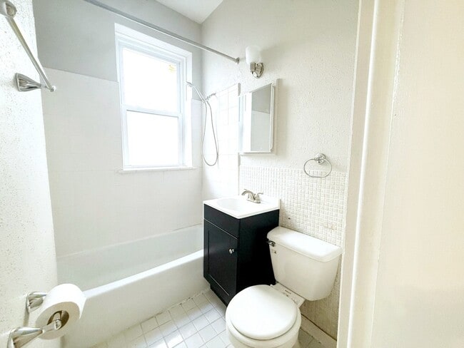 Building Photo - 902 W Margate Terrace