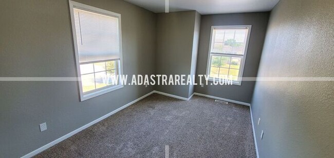 Building Photo - Spacious Basehor Townhome-Available NOW!!