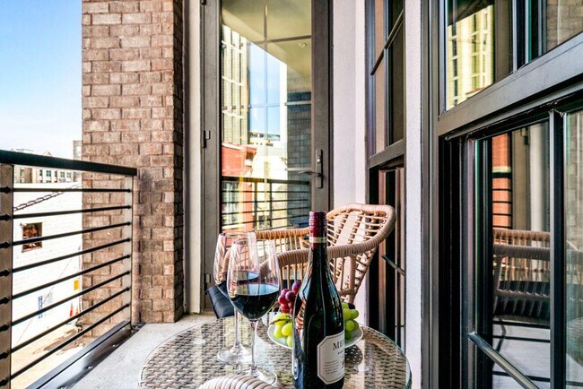 Building Photo - 611 Commerce St