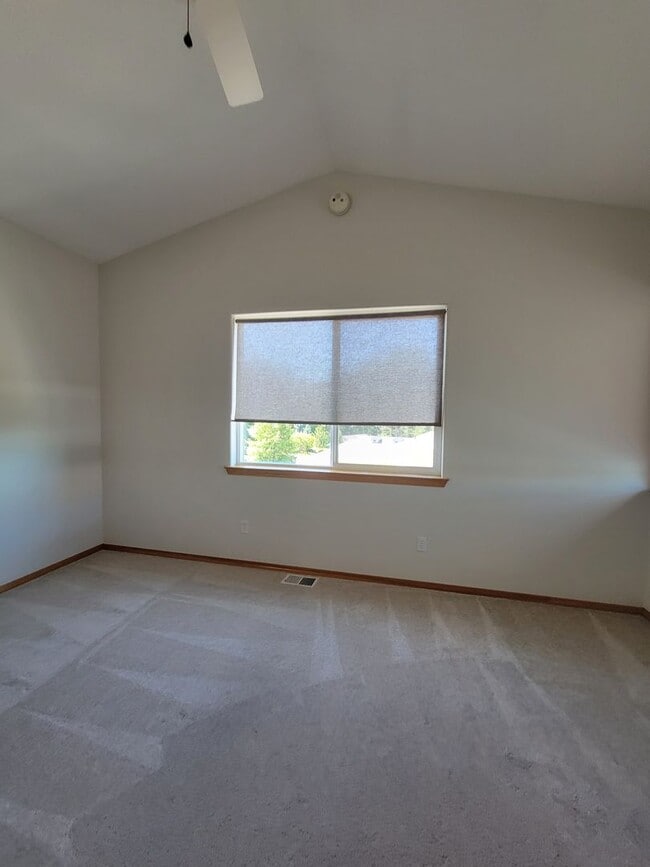 Building Photo - 100 Sapphire Pl