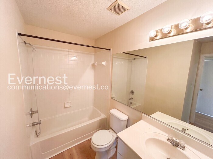 Building Photo - 710 Queens Path