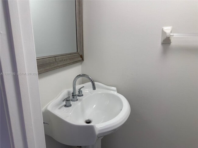 Building Photo - 2630 W 76th St