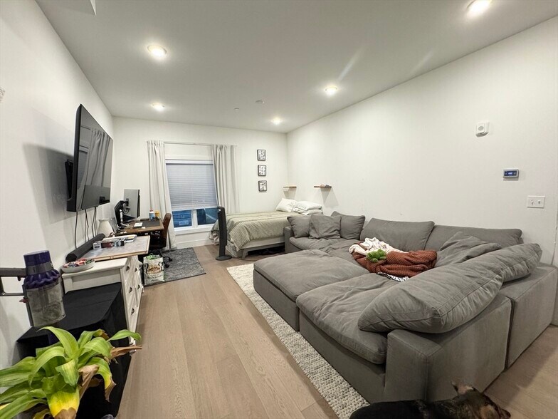 Building Photo - 33 Ward St